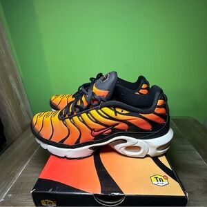 Nike Air Max Plus “SUNSET” (GS) Black/Pimento size 7Y